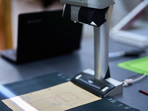 Scaner planetar digitizând un document vechi