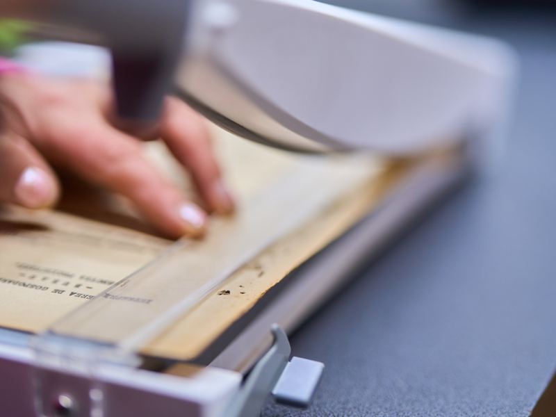 Document vechi introdus cu grijă într-un scaner de format mare