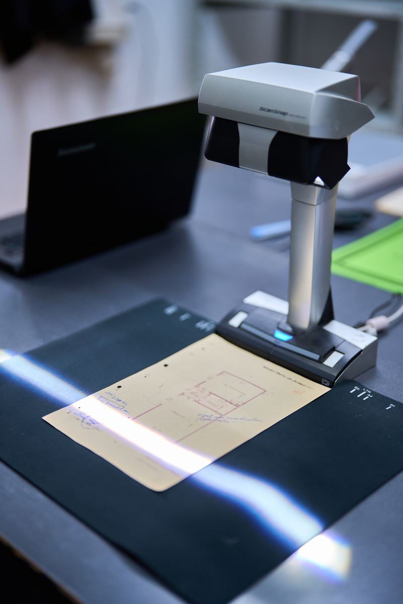 Un plan vechi, pe hârtie îngălbenită, digitizat cu un scaner planetar în atelierul Arhive-Dox