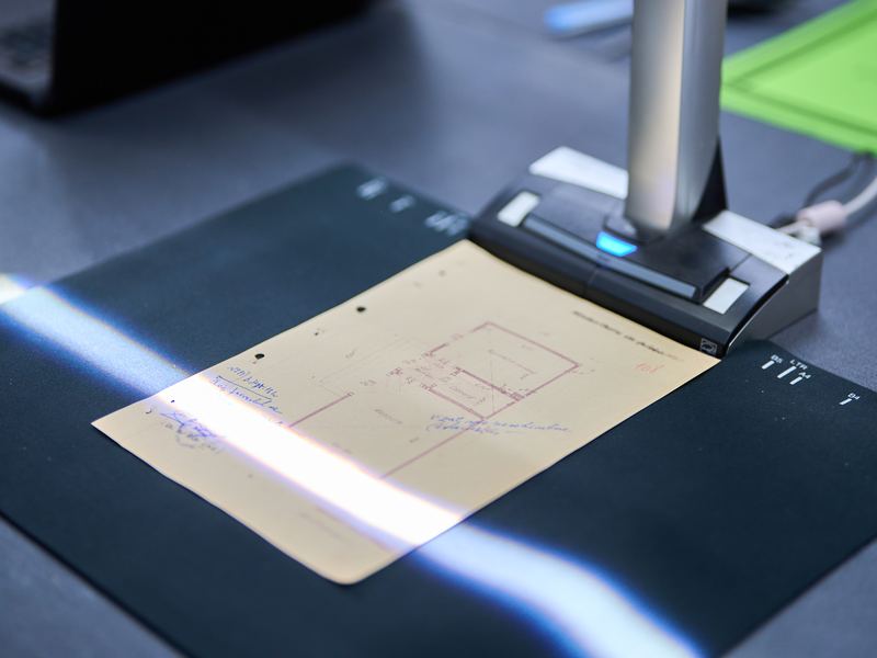 Scaner planetar care digitizează un plan vechi pe hârtie îngălbenită