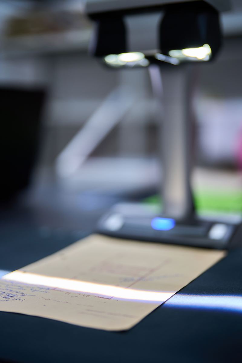Detaliu al scanerului planetar în timpul digitizării unui document