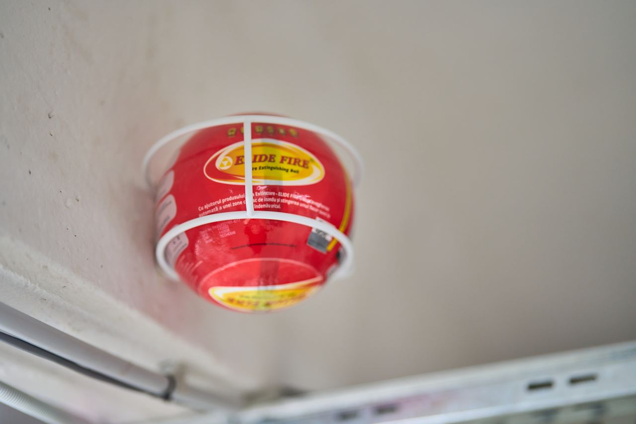 Dispozitiv de stingere automată a incendiilor montat pe tavanul depozitului